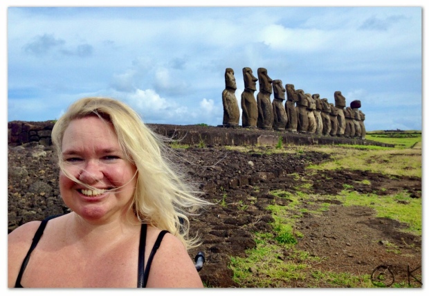 Kørestolsbruger foran Moai statuer i Rapa Nui/ Påskeøen @ Kirsten K Kester | MitLivsRejser.com